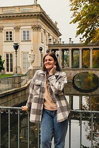 旅游胜地女性旅行享受自然观光浴场古典主义宫殿在华沙瓦津基公园旅游胜地的岛上。