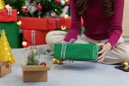 开朗的女士在打开礼品盒后对礼物感到惊讶。