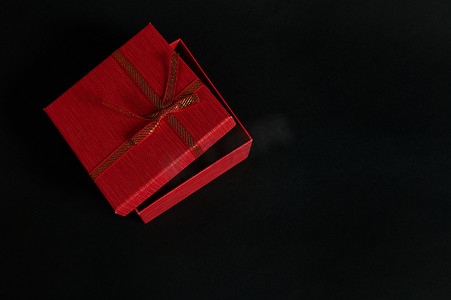 优雅的红色纸板礼盒。