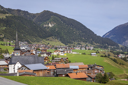 瑞士阿尔卑斯山格劳宾登州村庄田园诗般的景观