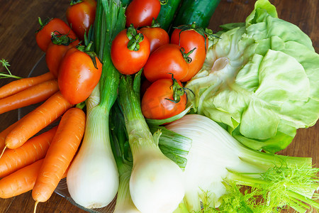 产品x展架易拉宝摄影照片_新鲜生蔬菜的健康营养：一组沙拉配料、生菜、西红柿、黄瓜、茴香、葱和胡萝卜的低角度特写视图