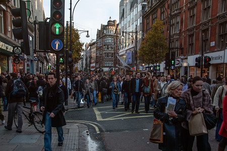 英国伦敦 — 2006年12月2日：在“牛津街交通关闭”活动期间，数万名行人在原本非常繁忙的道路上行走。计划将其永久设置为步行街