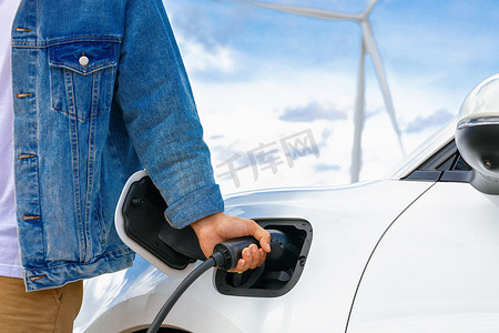 进步人士以电动汽车和风力涡轮机作为可再生能源的概念。