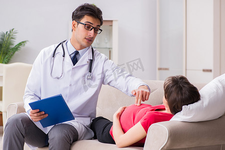 孕妇患者定期去看医生检查