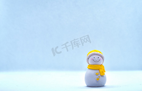 旅游和旅行概念：独立站立的微型小雪人