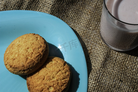 盘子上的饼干和一杯酸奶