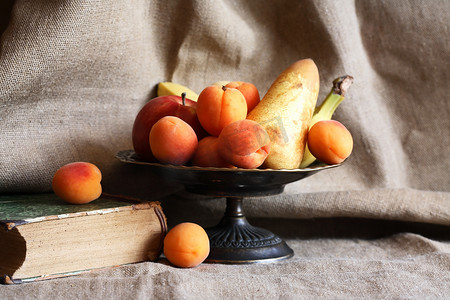 苹果静物摄影照片_复古静物与水果