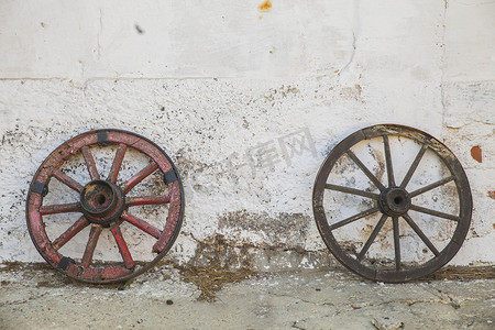 破旧谷仓墙附近的腐烂木轮