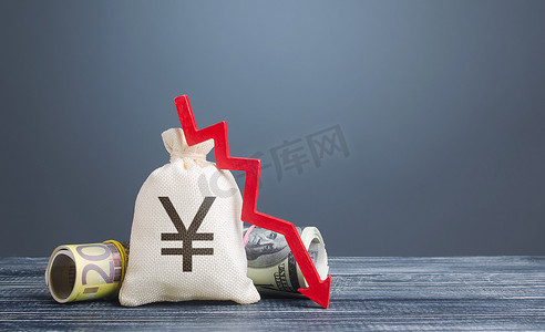 向下滑动花字摄影照片_日元钱袋和红色箭头向下。