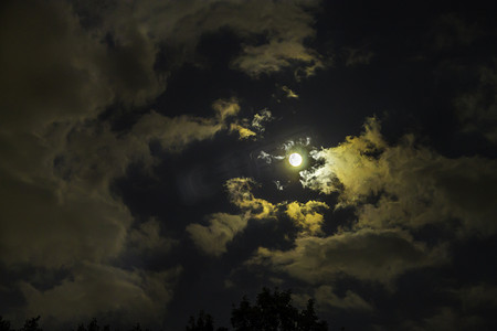 照亮黑暗摄影照片_超级月亮照亮夜空