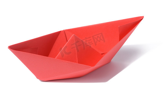 红色折纸背景摄影照片_白色孤立背景上的红纸船