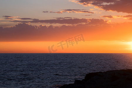 深红色背景摄影照片_美丽的海上日落