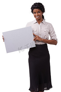 肖像、海报和模型与一位女性在白色背景的工作室里进行营销或在空白纸板上做广告。