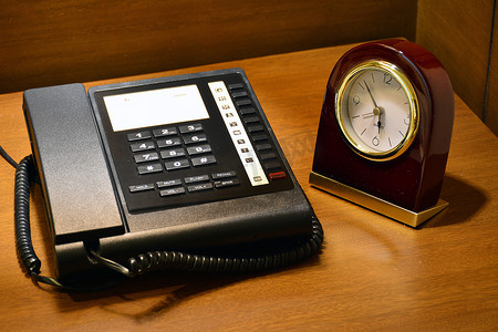 马可波罗摄影照片_帕西格的马可波罗酒店电话、闹钟和书桌上的灯，