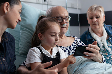 小孙女，祖父玩手机电子游戏