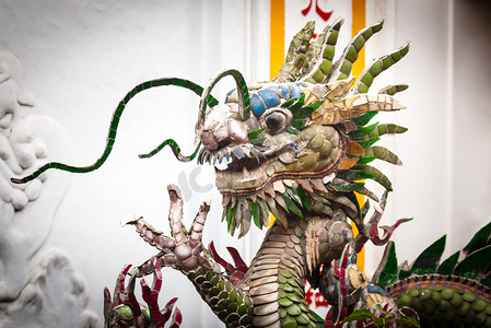 卷曲的龙摄影照片_白色背景的龙雕像，越南，亚洲。