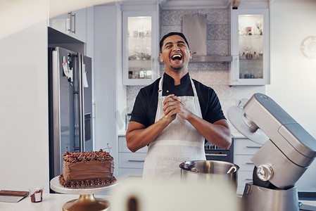 男人、面包师和在厨房里通过视频博客大笑、直播并在社交媒体上录制蛋糕教程。