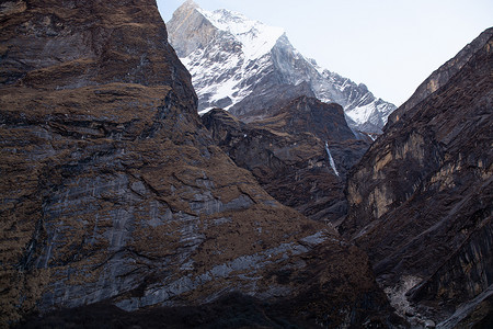纳帕尔喜马拉雅山的山峰与溪流