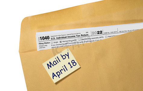 2023年4月摄影照片_用于提交 2022 年纳税申报表的信封上 4 月 18 日纳税日提醒