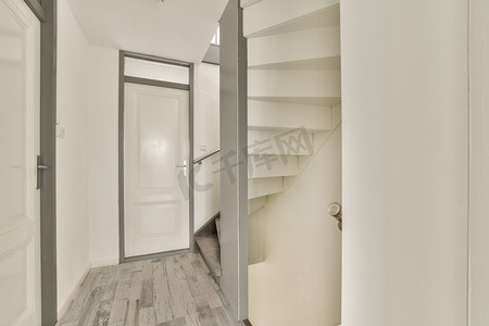 一个白色的小房间，有白色的门和楼梯