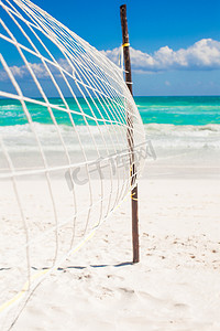 空荡荡的热带异国海滩的特写排球网