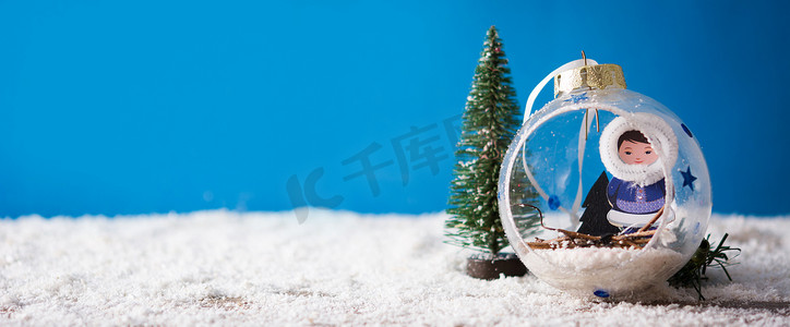 雪和蓝色背景上的节日圣诞装饰。