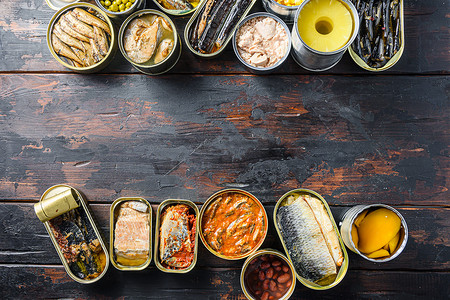 锡罐中各种罐装蔬菜、肉、鱼和水果两行之间的文本空间。