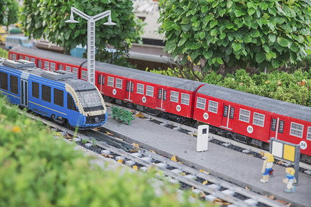 玩具城摄影照片_丹麦比隆，2018年7月：微型火车站的玩具火车
