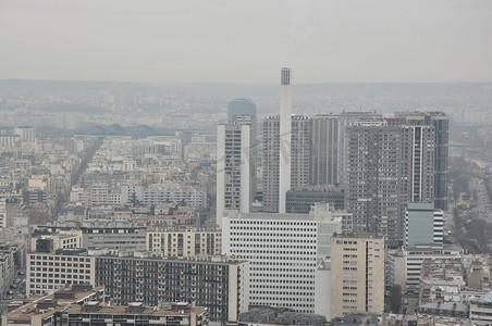 法国巴黎雾蒙蒙的一天，巴黎风景如画的鸟瞰图。