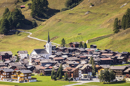 瑞士阿尔卑斯山格劳宾登州村庄田园诗般的景观