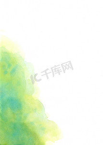 森林手绘海报摄影照片_白色背景上的绿色抽象水彩手绘框架。