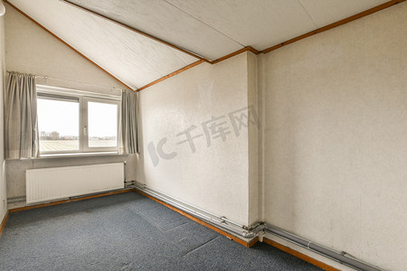 一个有窗户和地毯的小房间