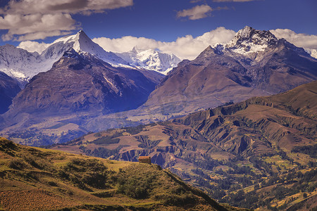 瓦拉斯附近的科迪勒拉布兰卡全景，白雪皑皑的秘鲁安第斯山脉，安卡什，秘鲁