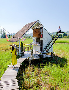泰国南，人们参观咖啡厅 Nathatha 咖啡馆，位于稻田里，有白色楼梯
