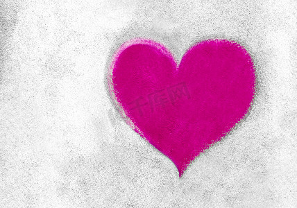 在混凝土墙上的粉红色的心