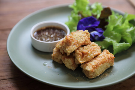 木质背景 vint 上的素食开胃菜日本炸豆腐