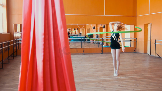 艺术体操 — 年轻女子用绿丝带训练体操