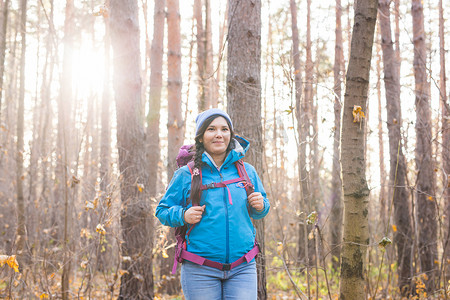 人与自然概念 — 背着背包在森林里徒步旅行的女性画像