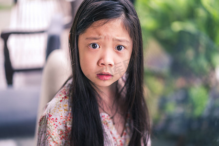 孩子生气摄影照片_亚洲儿童表现出愤怒的面部表情