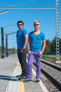 两个年轻人站在站台上