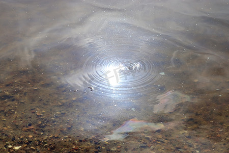 带涟漪和波浪的水面详细特写视图