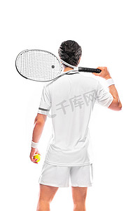 有球拍的网球运动员在白色服装。