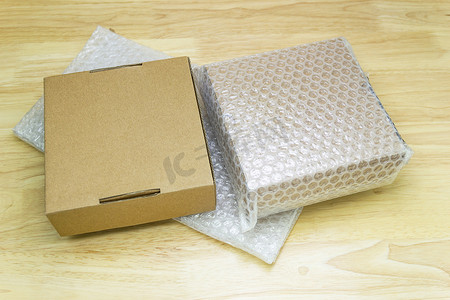用保护产品 c 的气泡包装纸覆盖盒子的气泡