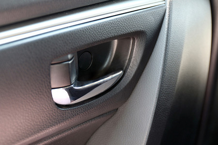 企业内控赋能摄影照片_汽车门把手和中控锁，车内带中控锁按钮的门把手（选择性对焦）