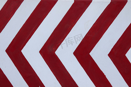 红色条纹元素摄影照片_红色和白色的道路标记符号。