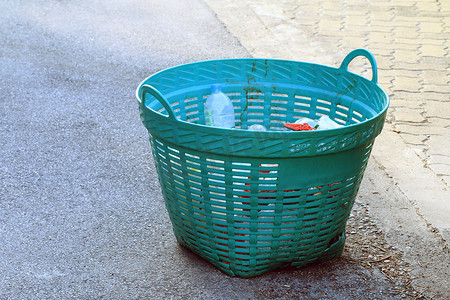 地板上的垃圾塑料篮、垃圾桶、回收垃圾的废塑料篮