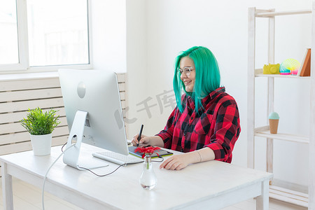 插画家、平面设计师、动画师和艺术家概念 — 有着美丽绿色头发和眼镜的创作者女性在笔记本电脑上画画