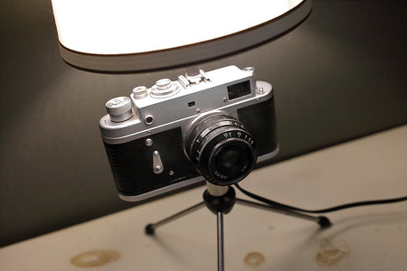 灰色背景上旧相机的复古灯。