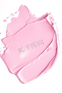 白色背景上突显的粉红色美容化妆品质地、污迹化的化妆乳膏涂抹或粉底涂抹、化妆品产品和油漆笔触