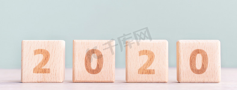 摘要 2020、2019 新年目标计划设计理念 — 木桌上的木块立方体和柔和的绿色背景，特写，空白复制空间。